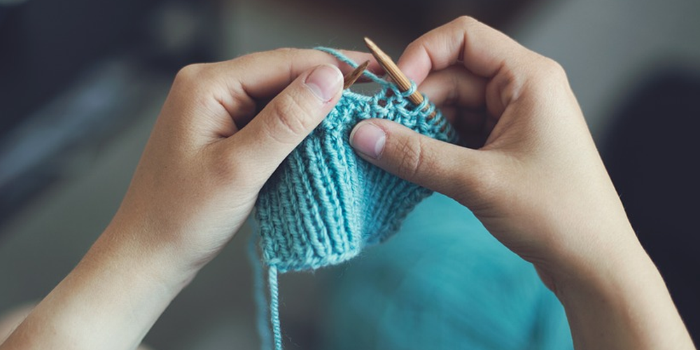 What Are the Pros and Cons of Crocheting Vs Knitting?